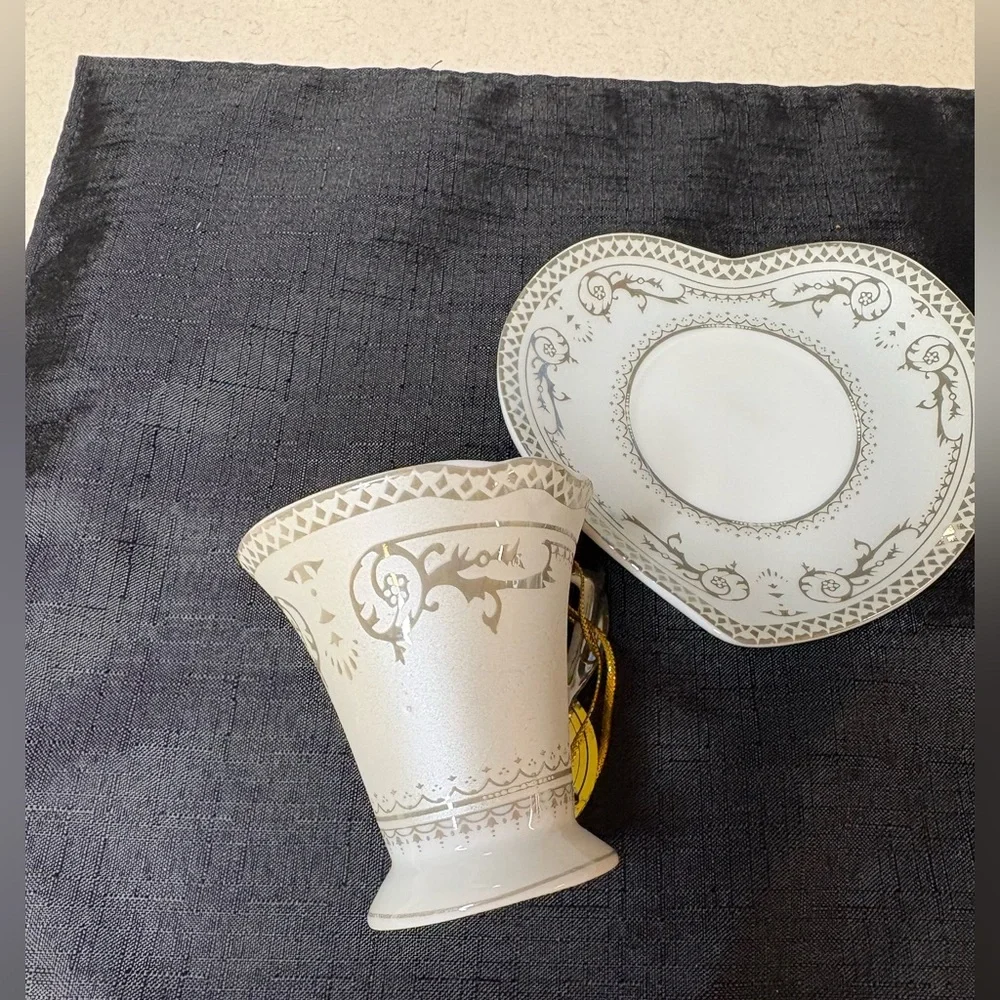 D'Lusso Elegant White and Silver Tea Cup Set - Picture 4 of 8